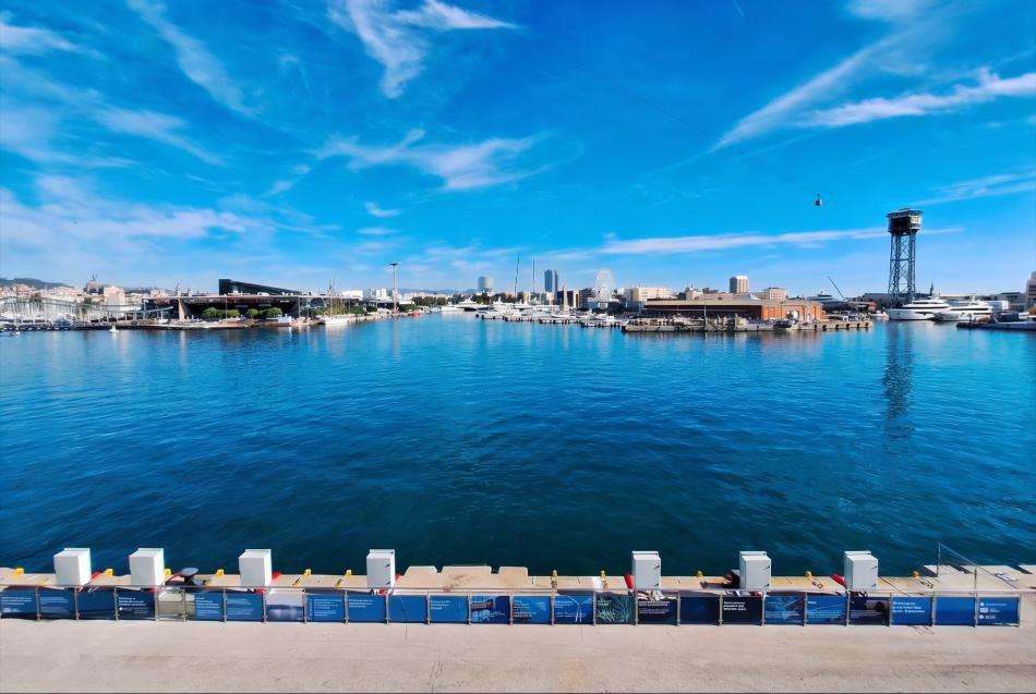 Panoramic view of Port Vell in Barcelona, with the Maremàgnum complex and the cable car tower in the background.
