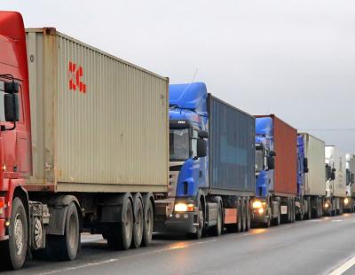 Las terminales de contenedores pueden provocar atascos por la entrada y salida de camiones. Imagen de Art Konovalov