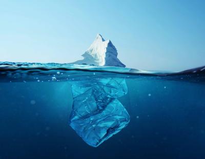 Se producen 430 millones de toneladas métricas de plástico cada año, y 11 millones acaban en los océanos. Aunque iniciativas ciudadanos y de los puertos limpien los mares, los microplásticos siguen contaminando incluso nuestra cadena alimentaria. (FP).