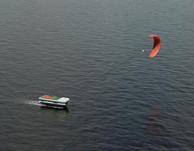 La empresa CargoKite desarrolla micro cargueros autónomos que se impulsan mediante velas que imitan las del kitesurf (CargoKite).