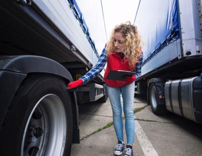 El nuevo reglamento incorpora a los vehículos pesados de 7,5 toneladas y añade nuevas fechas, 2035 y 2040, para lograr los objetivos fijados de reducción de emisiones en los vehículos nuevos y matriculados a partir del 2030. (FP)