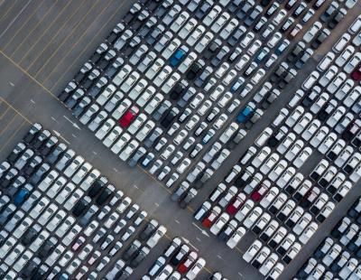 Ante la recuperación del ritmo de fabricación automovilística, surge la preocupación por la escasez de medios de transporte disponibles para dar salida a la producción de vehículos. La logística de automóviles se reinventa, bajo la sombra de la guerra arancelaria (FP)