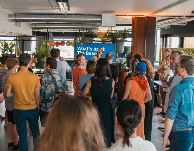 The Beacon nació como pop-up colaborativa entre la ciudad de Amberes, el puerto y la universidad, y ahora se ha convertido en un hub, sin ánimo de lucro, que alberga una comunidad de 100 tecnológicas (The Beacon).