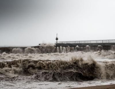 La borrasca Gloria que azotó las costas de Barcelona en 2020 acabó partiendo en dos el Pont del Petroli, en Badalona (iStock).