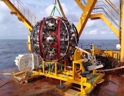 Para detectar un neutrino no puede haber luz solar directa o contaminación lumínica. Por eso, los instrumentos están en lo más profundo del océano, en la parte que permanece completamente oscura (KM3NeT).