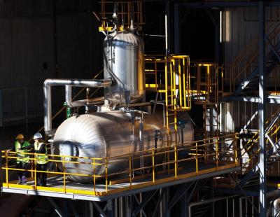 Se trata de la primera instalación del mundo que recupera frío residual del proceso de regasificación. Al tratarse de un frío recuperado y no generado eléctricamente, dejan de emitirse 42.000 toneladas de CO₂ anuales (Ecoenergies).