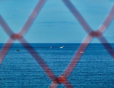 Mediterráneo a través de una verja