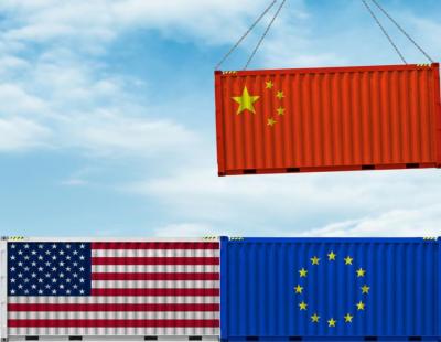 Contenedores con las banderas de China, Estados Unidos y la Unión Europea representando la competencia marítima global