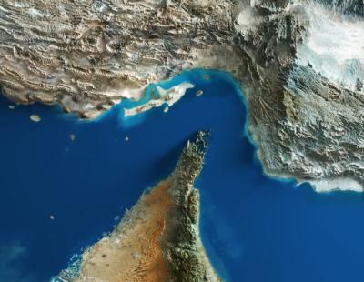 Vista aèria de l'estret d'Ormuz amb relleu topogràfic, entre les costes de l'Iran al nord i els Emirats Àrabs Units i Oman al sud.