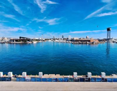 Vista panorámica del Port Vell de Barcelona, con el Maremàgnum y la torre del teleférico al fondo.