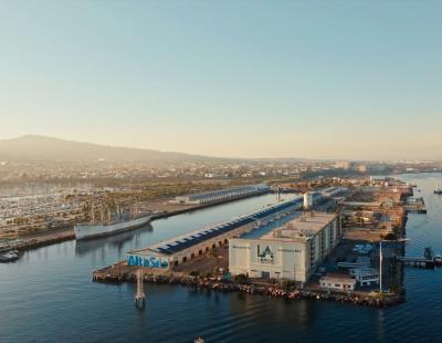 Vista aérea del campus de innovación AltaSea, en el puerto de Los Ángeles, con sus naves portuarias y embarcaderos junto al mar.