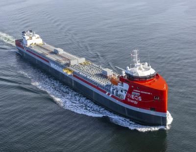Buque Carbon Destroyer 1 navegando en mar abierto, primer carguero offshore de CO₂ construido en Europa, con los logotipos de INEOS Energy y Wagenborg en el casco