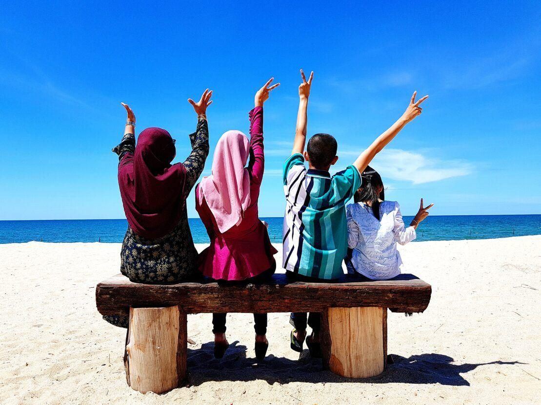 Jóvenes en una playa del Magreb
