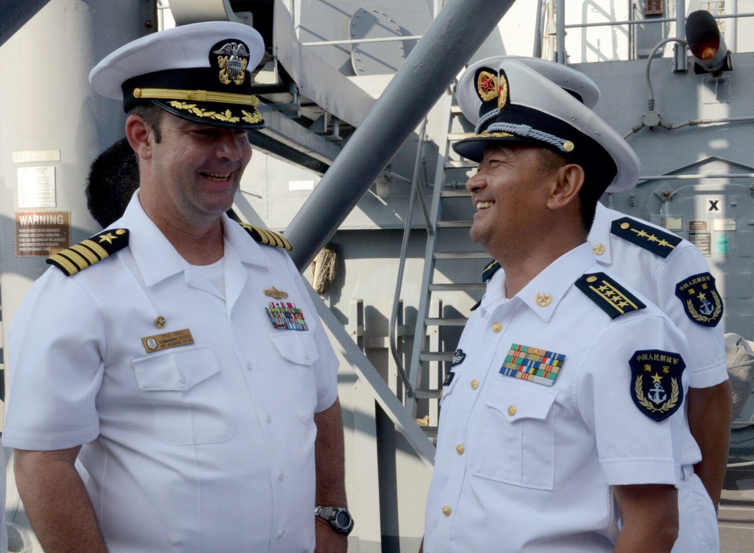 El capità Wang, comandant del destructor xinès Jinan, i el capità nord-americà Lyle Hall.