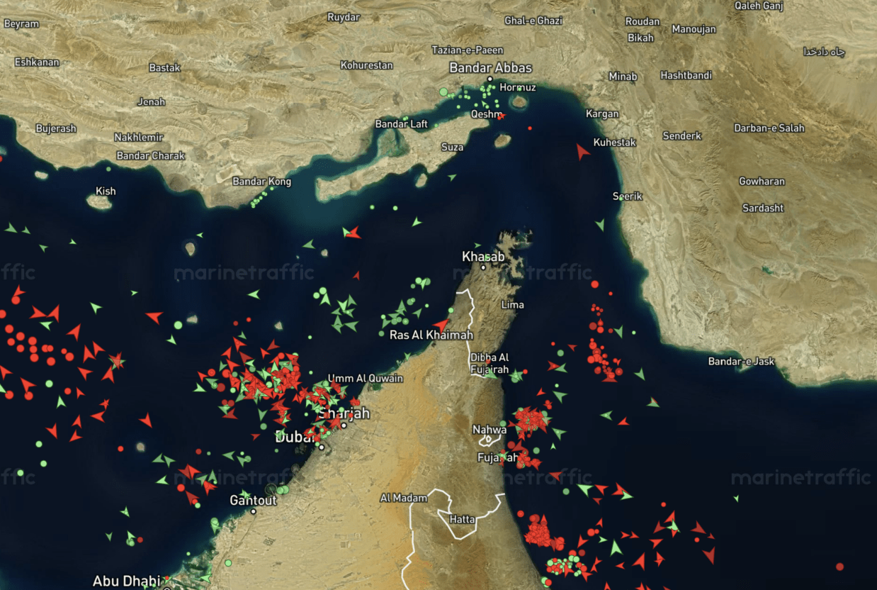Mapa satelital del estrecho de Ormuz con tráfico marítimo en tiempo real: cargueros en verde y tanqueros de petróleo y gas en rojo. Marzo de 2026.