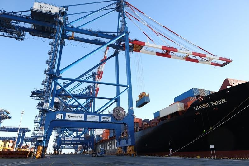 Una grúa pórtico descarga un contenedor del buque Istanbul Bridge en una terminal del puerto de Gdansk con el cielo despejado