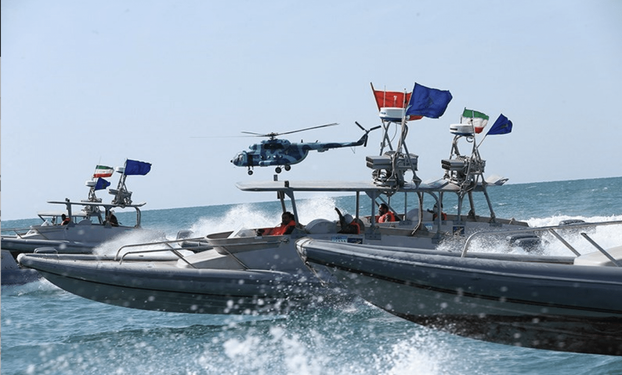 Lanchas neumáticas rígidas (RIB) de la Armada del Cuerpo de la Guardia Revolucionaria Islámica de Irán durante el ejercicio naval Gran Profeta 9, con helicóptero militar al fondo.