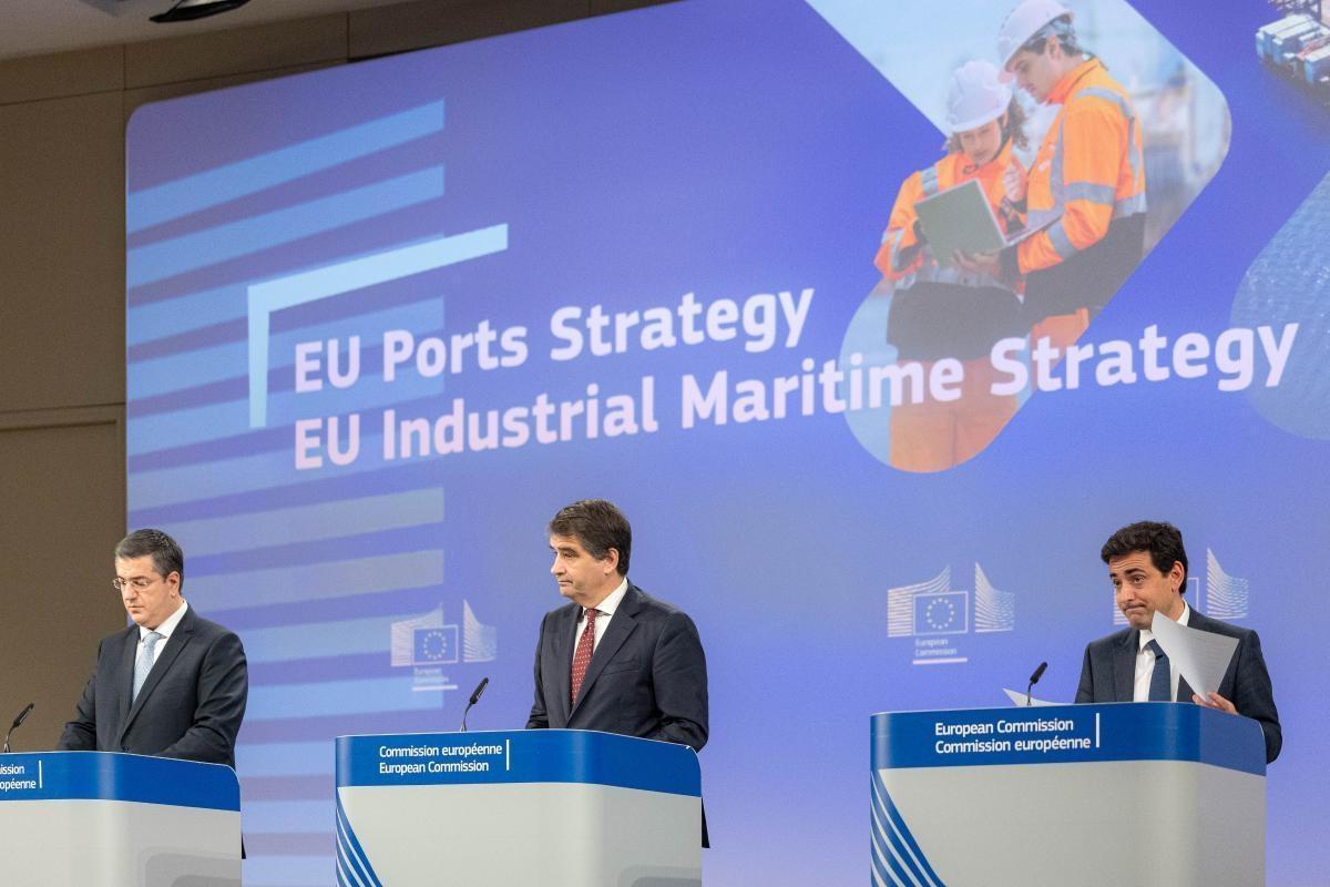 Apostolos Tzitzikostas, Raffaele Fitto y Stéphane Séjourné en una rueda de prensa de la Comisión Europea ante un cartel con el título EU Ports Strategy y EU Industrial Maritime Strategy