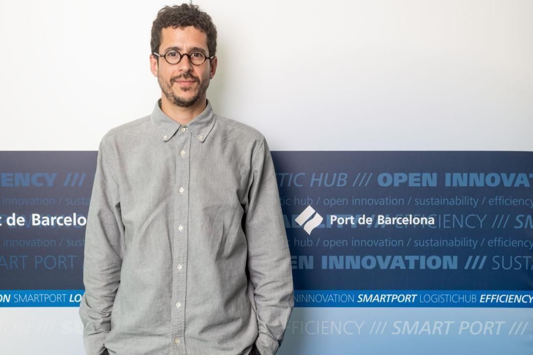 Miquel de la Mano, del Port de Barcelona, ante el photocall corporativo con los lemas Smart Port, Open Innovation y Logistic Hub