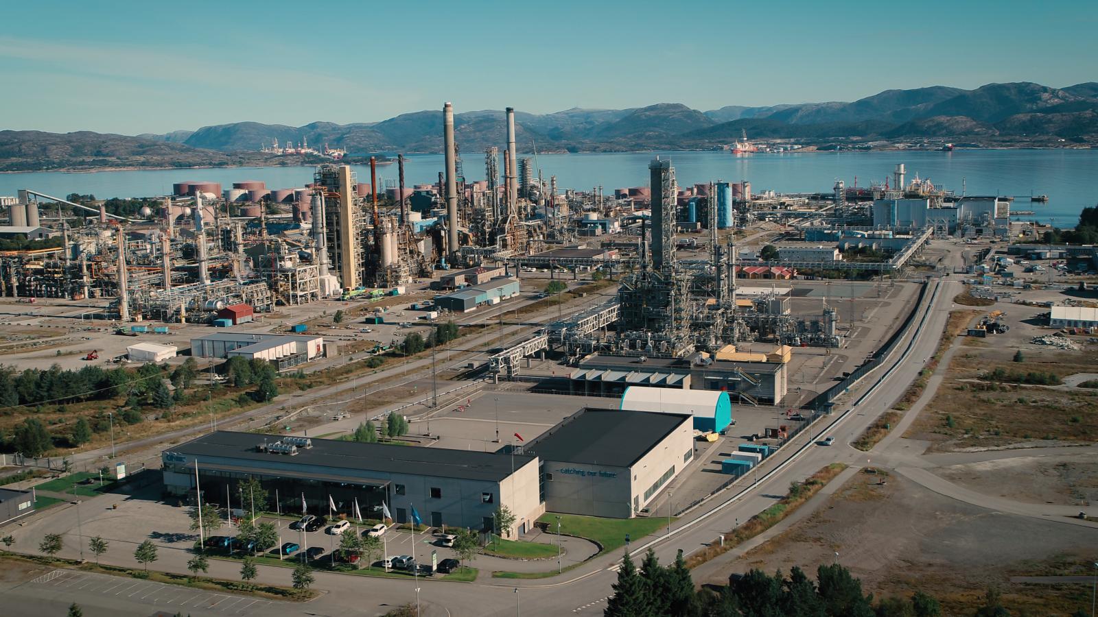 Vista aérea del Technology Centre Mongstad (TCM), uno de los mayores centros de pruebas de tecnologías de captura de CO₂ del mundo, integrado en el complejo industrial de Mongstad junto al fiordo, en Noruega