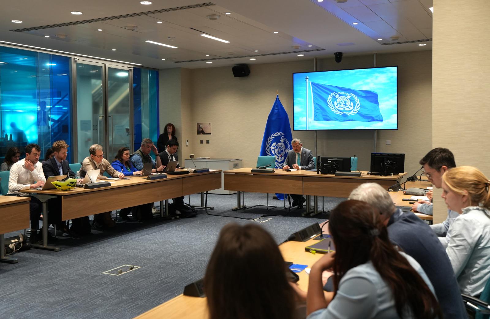 El secretario general de la IMO, Arsenio Dominguez, interviene en una rueda de prensa tras la apertura del MEPC 84 en la sede de la IMO en Londres