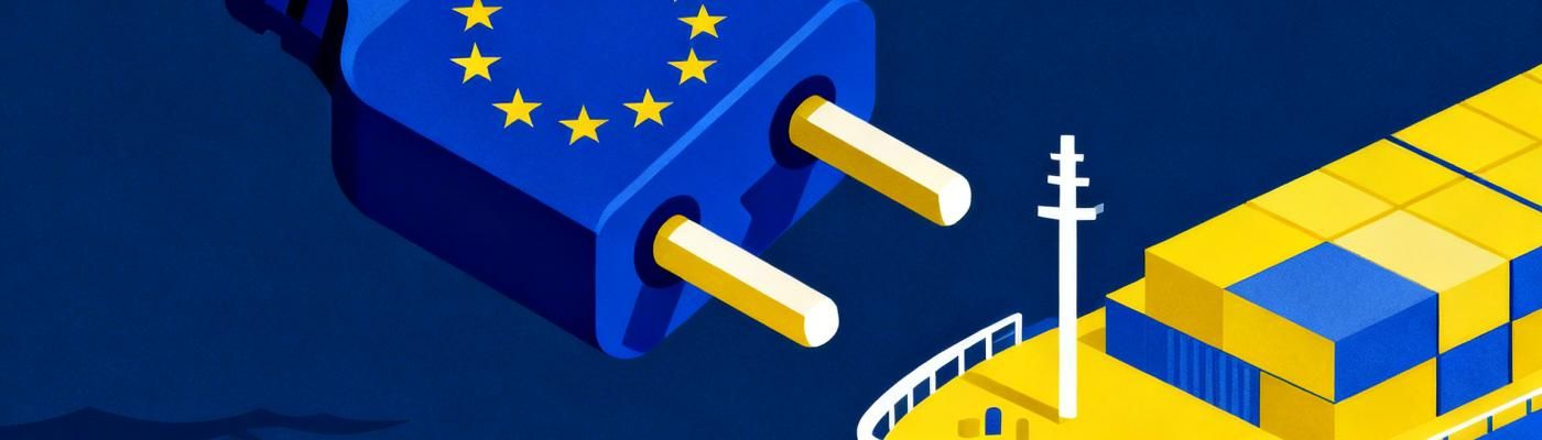 Un enchufe eléctrico con la bandera de la Unión Europea a punto de conectarse a la proa de un buque portacontenedores, ilustrando la electrificación de la navegación marítima europea.