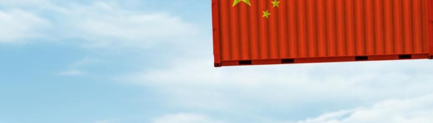 Contenedores con las banderas de China, Estados Unidos y la Unión Europea representando la competencia marítima global