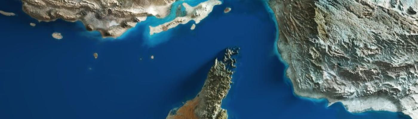 Vista aèria de l'estret d'Ormuz amb relleu topogràfic, entre les costes de l'Iran al nord i els Emirats Àrabs Units i Oman al sud.