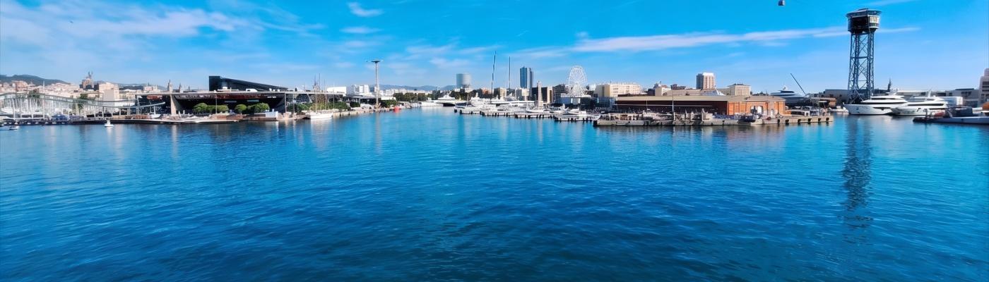Vista panorámica del Port Vell de Barcelona, con el Maremàgnum y la torre del teleférico al fondo.