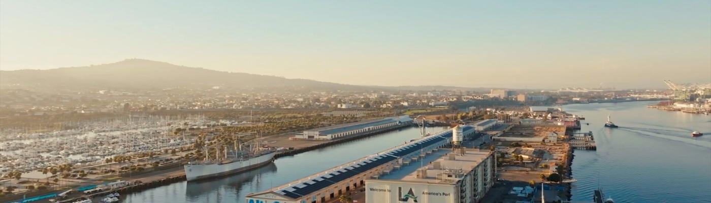 Vista aérea del campus de innovación AltaSea, en el puerto de Los Ángeles, con sus naves portuarias y embarcaderos junto al mar.