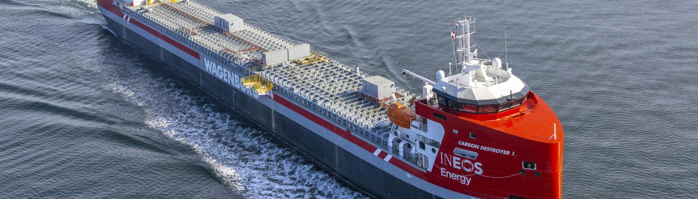 Buque Carbon Destroyer 1 navegando en mar abierto, primer carguero offshore de CO₂ construido en Europa, con los logotipos de INEOS Energy y Wagenborg en el casco