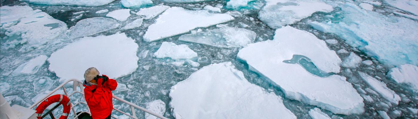 buque-navegando-entre-hielo-artico-ruta-maritima-norte.jpg