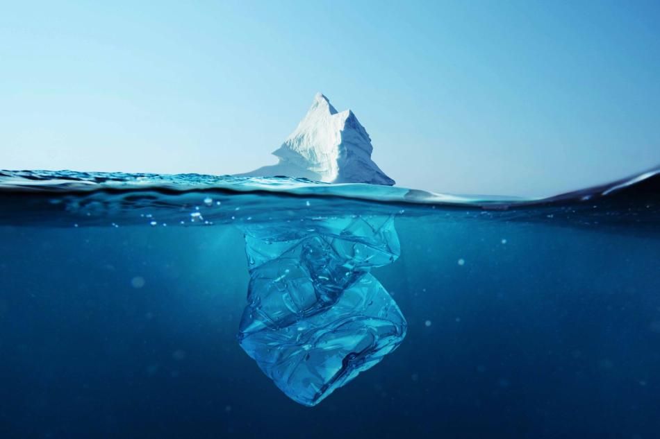 Se producen 430 millones de toneladas métricas de plástico cada año, y 11 millones acaban en los océanos. Aunque iniciativas ciudadanos y de los puertos limpien los mares, los microplásticos siguen contaminando incluso nuestra cadena alimentaria. (FP).