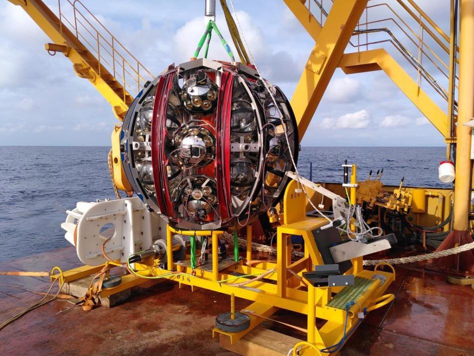 Para detectar un neutrino no puede haber luz solar directa o contaminación lumínica. Por eso, los instrumentos están en lo más profundo del océano, en la parte que permanece completamente oscura (KM3NeT).