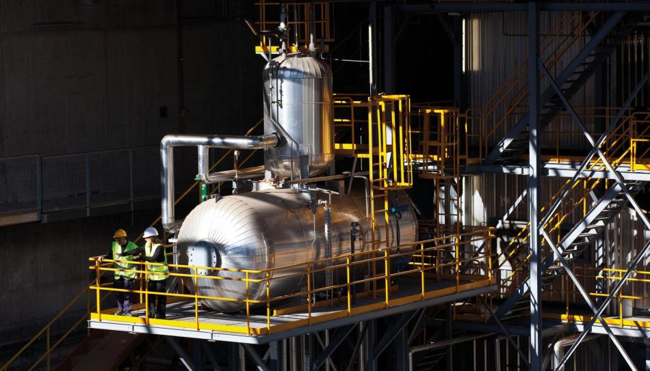 Se trata de la primera instalación del mundo que recupera frío residual del proceso de regasificación. Al tratarse de un frío recuperado y no generado eléctricamente, dejan de emitirse 42.000 toneladas de CO₂ anuales (Ecoenergies).