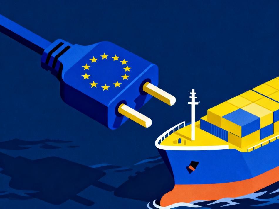 Un enchufe eléctrico con la bandera de la Unión Europea a punto de conectarse a la proa de un buque portacontenedores, ilustrando la electrificación de la navegación marítima europea.