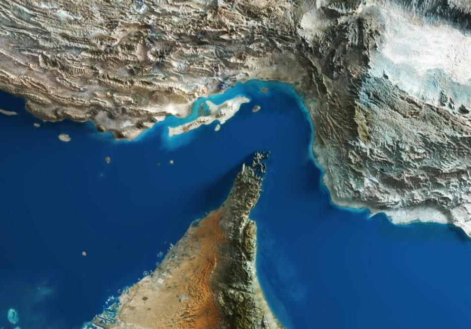 Vista aèria de l'estret d'Ormuz amb relleu topogràfic, entre les costes de l'Iran al nord i els Emirats Àrabs Units i Oman al sud.