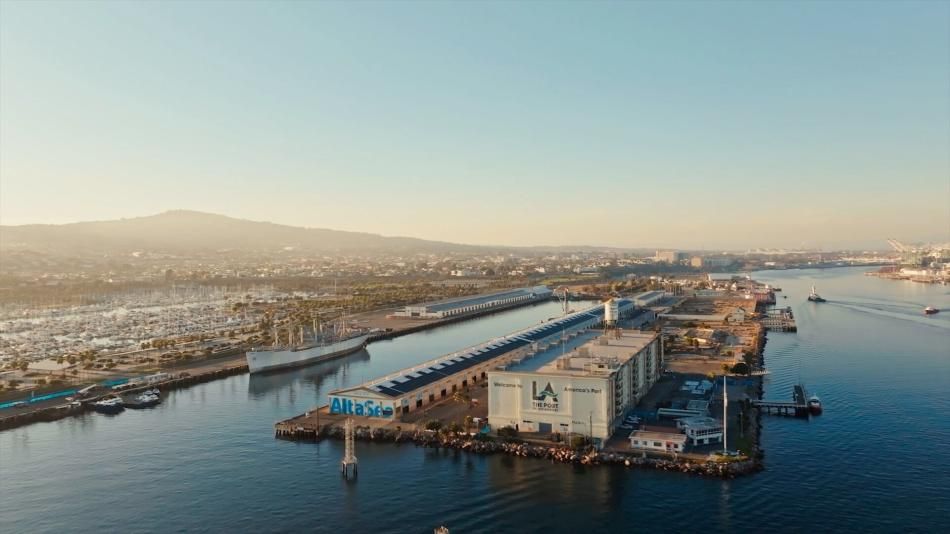 Vista aérea del campus de innovación AltaSea, en el puerto de Los Ángeles, con sus naves portuarias y embarcaderos junto al mar.