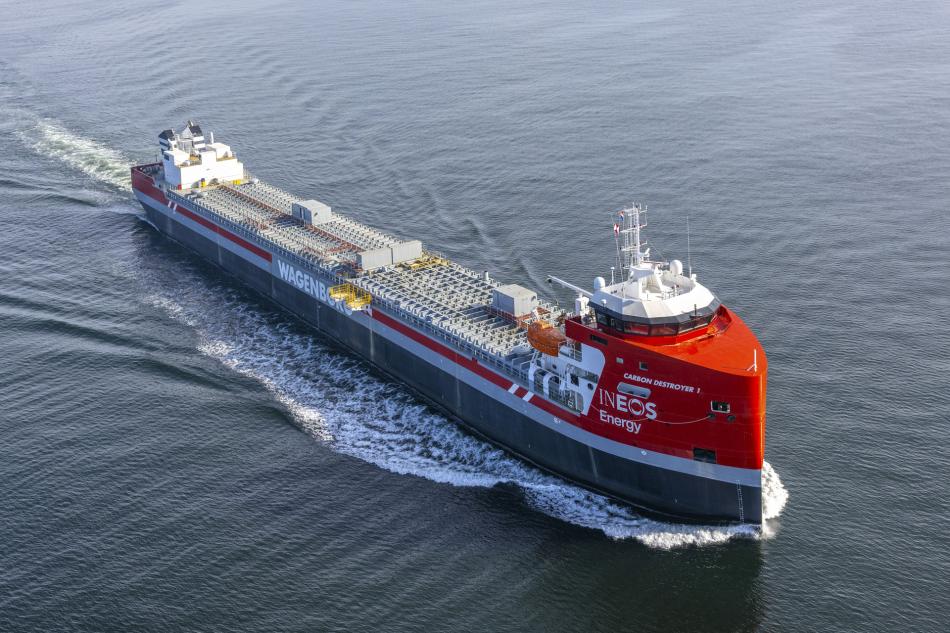 Buque Carbon Destroyer 1 navegando en mar abierto, primer carguero offshore de CO₂ construido en Europa, con los logotipos de INEOS Energy y Wagenborg en el casco