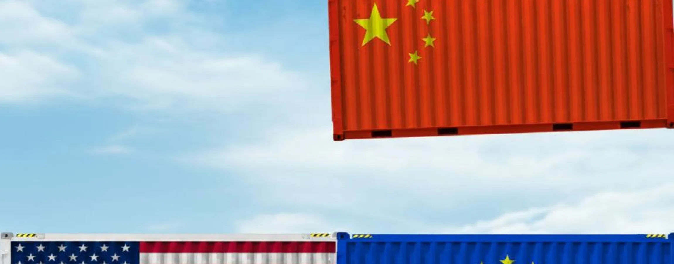 Contenedores con las banderas de China, Estados Unidos y la Unión Europea representando la competencia marítima global