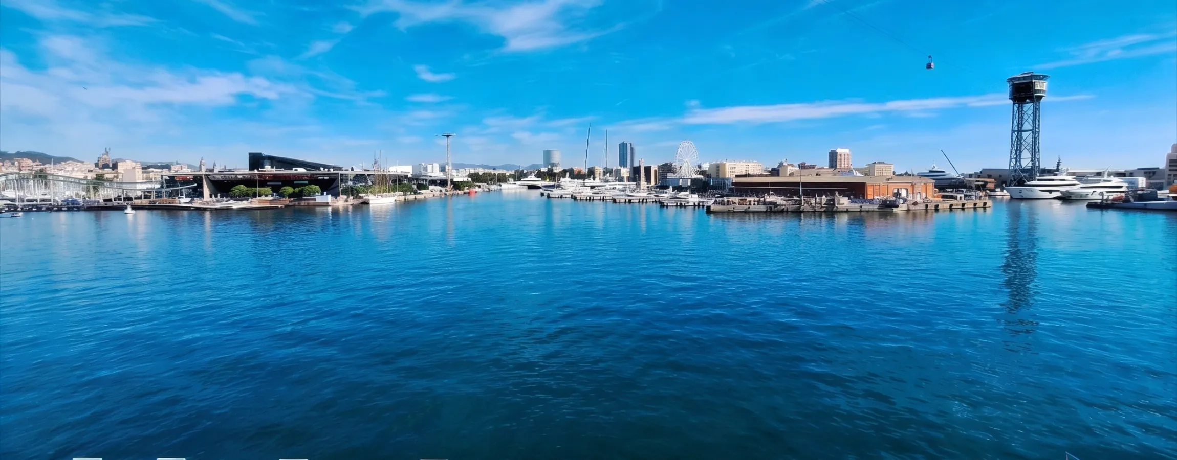 Vista panoràmica del Port Vell de Barcelona, amb el Maremàgnum i la torre del telefèric al fons