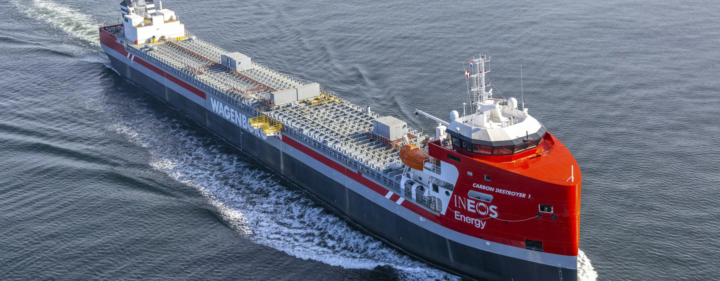 Buque Carbon Destroyer 1 navegando en mar abierto, primer carguero offshore de CO₂ construido en Europa, con los logotipos de INEOS Energy y Wagenborg en el casco