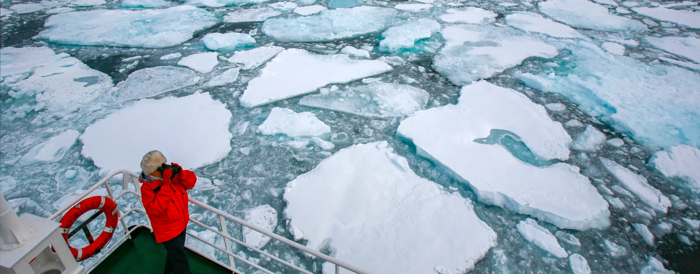 buque-navegando-entre-hielo-artico-ruta-maritima-norte.jpg