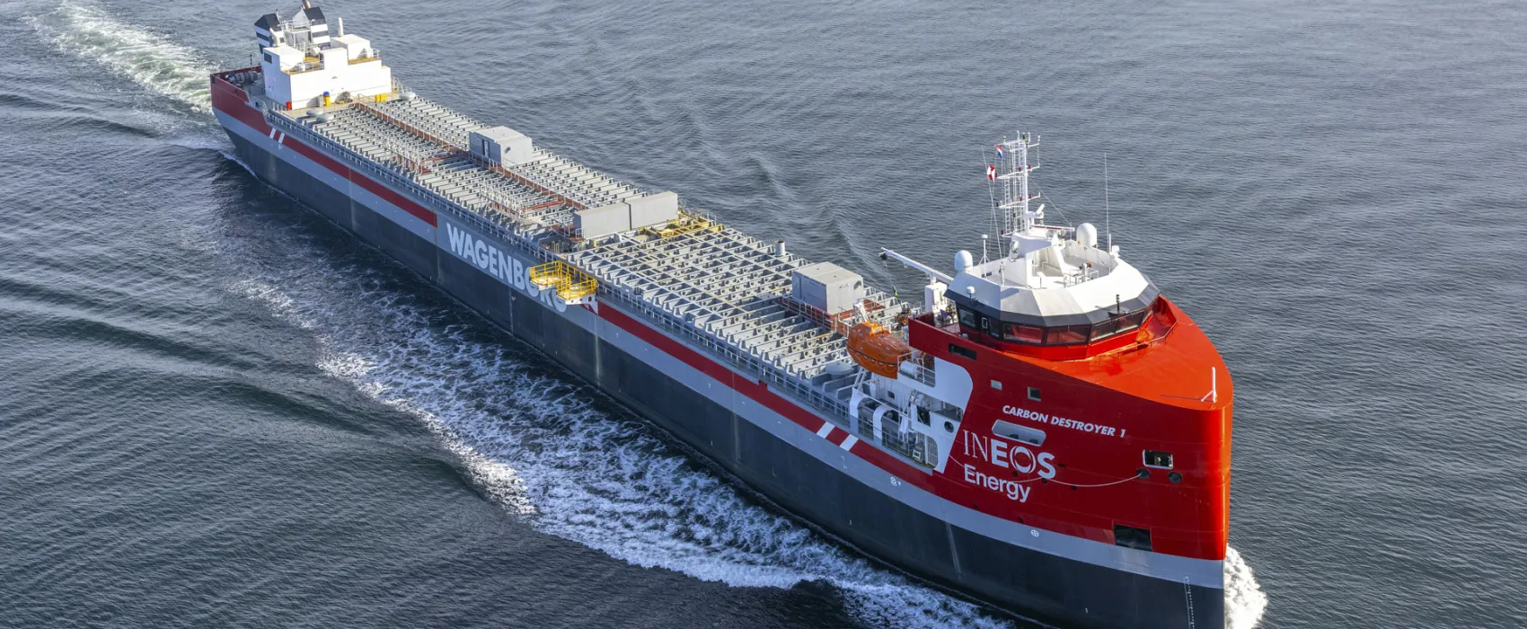 Buque Carbon Destroyer 1 navegando en mar abierto, primer carguero offshore de CO₂ construido en Europa, con los logotipos de INEOS Energy y Wagenborg en el casco
