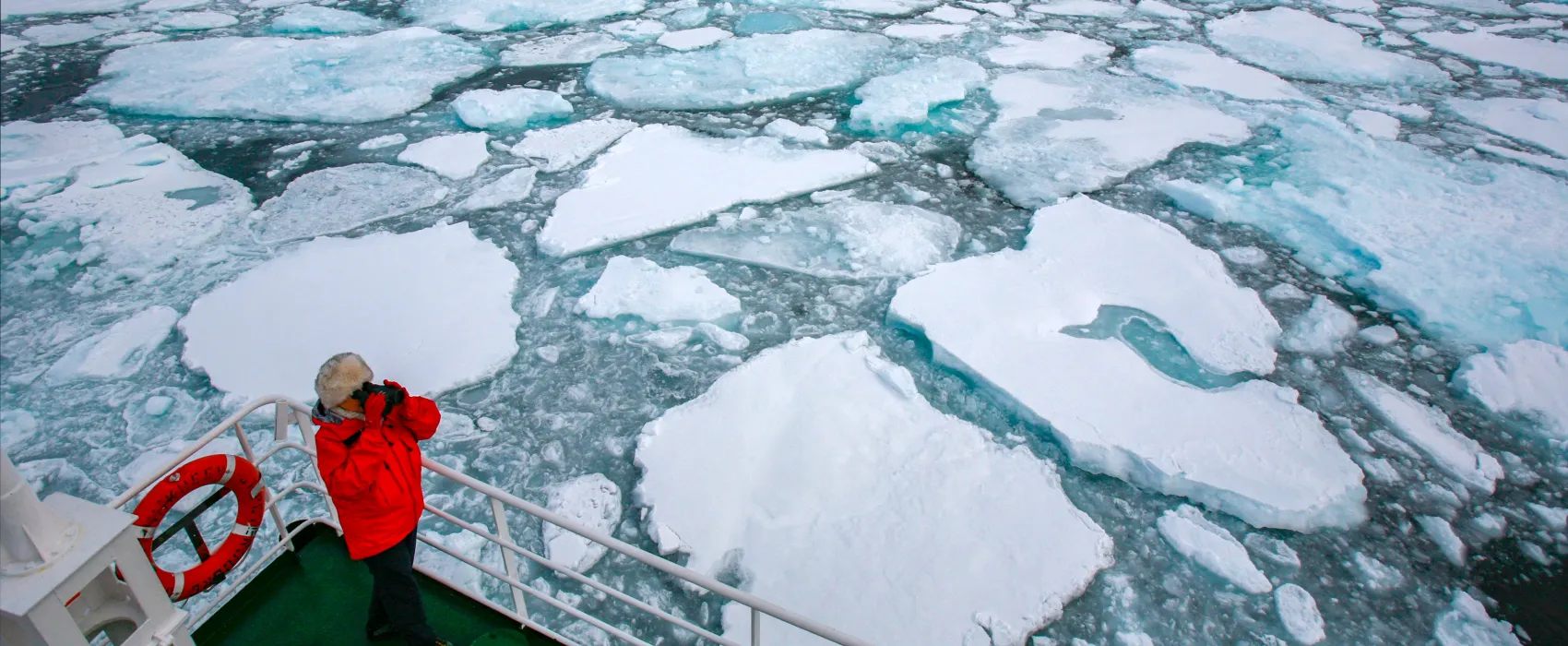 buque-navegando-entre-hielo-artico-ruta-maritima-norte.jpg
