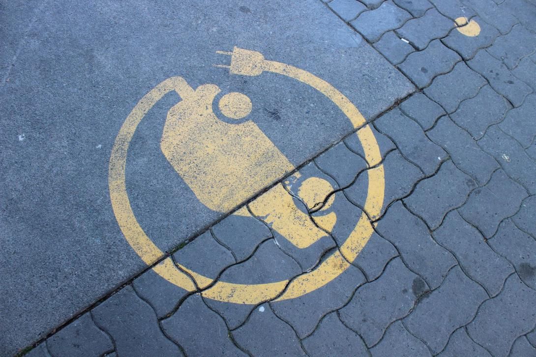 Symbol signaling a electric car charger [Image by Nicola Sznajder]