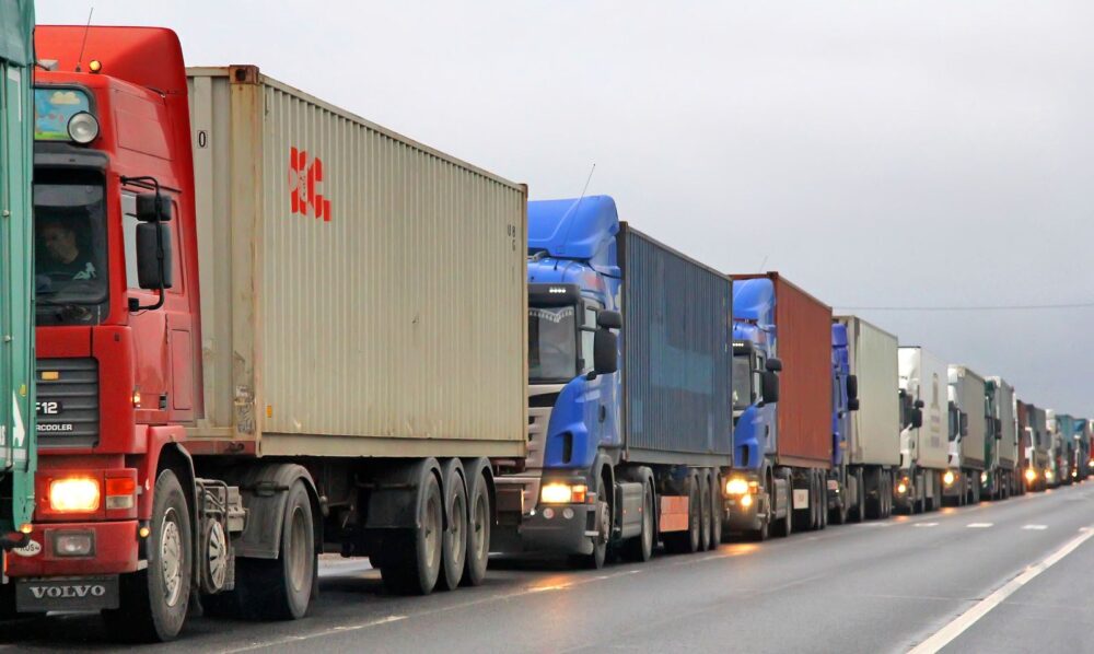 Las terminales de contenedores pueden provocar atascos por la entrada y salida de camiones. Imagen de Art Konovalov