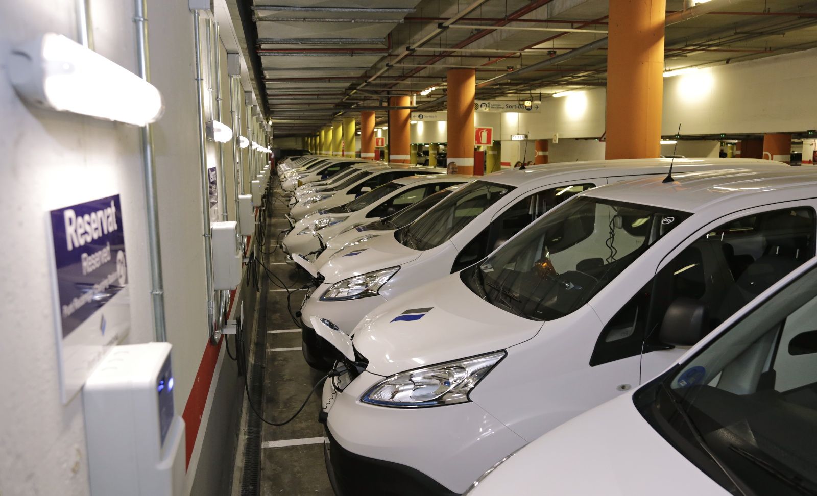 The Port of Barcelona has renewed its fleet of cars betting on the electric vehicle, which now totals 40 in the port. [Image of Port of Barcelona]