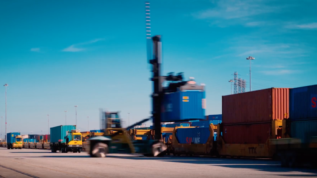 El puerto de Los Ángeles ha desarrollado el Plan de Acción de Aire Limpio (CAAP, por sus siglas en inglés) en colaboración con el puerto de Long Beach.