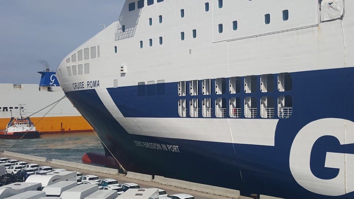 Vaixell amb bateria d'ions de liti de Grimaldi fent escala en el Port de Barcelona. (Foto del Port de Barcelona)